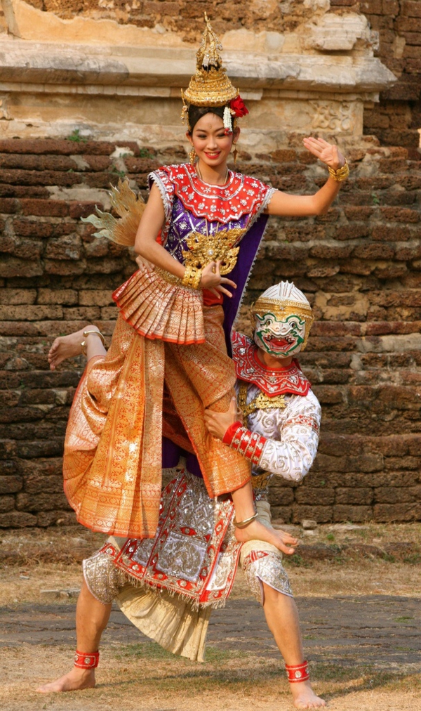 reise nach thailand thailändische kultur traditionelle bekleidung