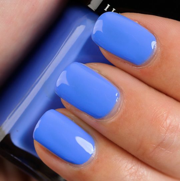 richtig nägel lackieren blau nagellack design 