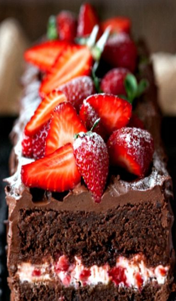 schokoladen kuchen erdbeeren schichten puderzucker