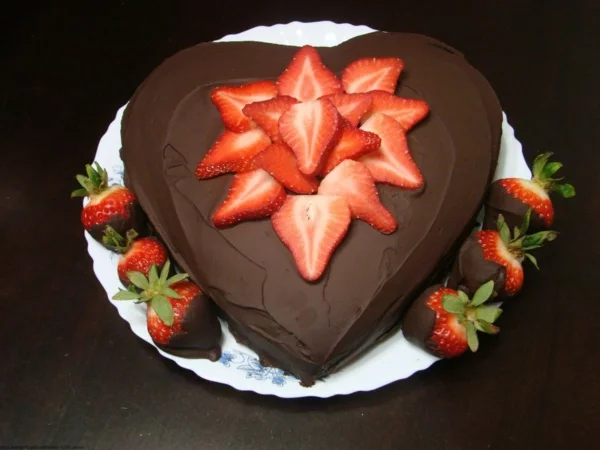 schokoladen kuchen herzform erdbeeren frisch