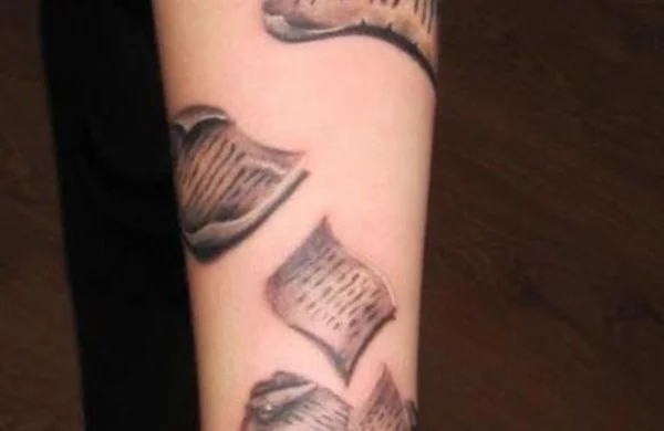 Tattoo Ideen mit Bücherseiten am Arm 