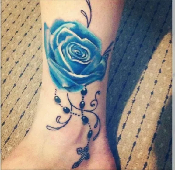 Tattoo Motive am Fuß mit blauer Rose 