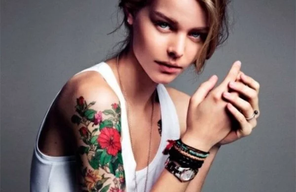 Tattoo Motive mit Blumen am Oberarm 