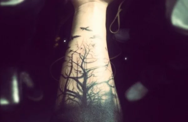 Tattoo Motive mit verzaubertem Wald am Unterarm 