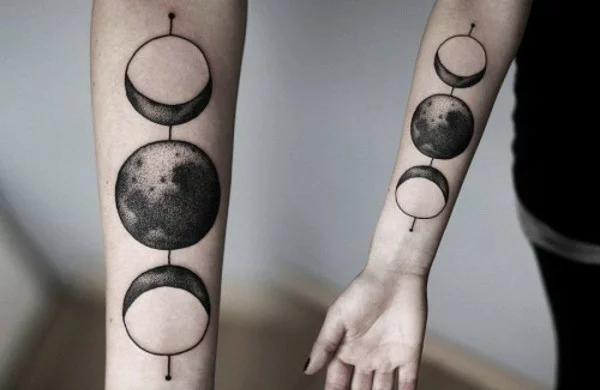 Tattoo Ideen für den Oberarm mit den Mondfasen 