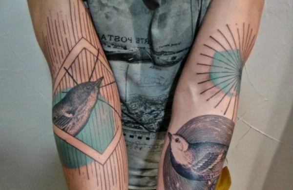 Oberarm Tattoo Ideen für beide Arme mit Vogel