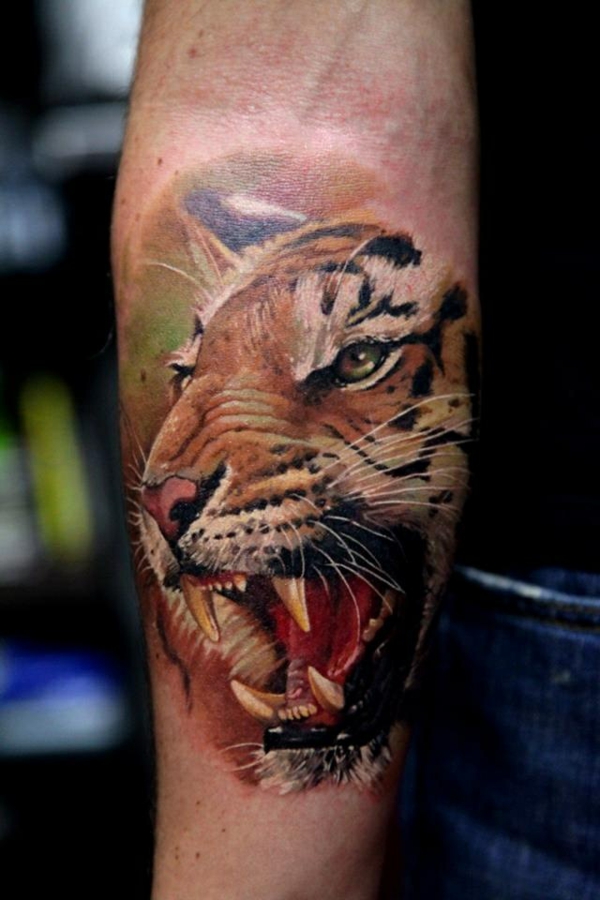 tattoo oberarm wild tier motive 