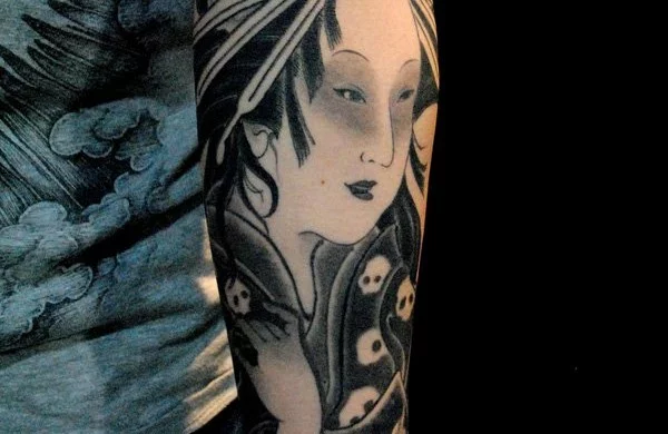 Unterarm Tattoo mit asiatischem Frauengesicht 