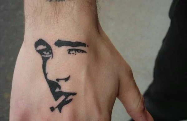 Unterarm Tattoo Filmstar am Handteller 