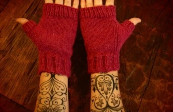 Unterarm Tattoo Tribal Motive mit roten Handschuhen 