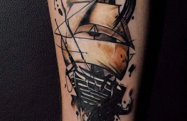 Oberarm und Unterarm Tattoo Ideen Piratenschiff 