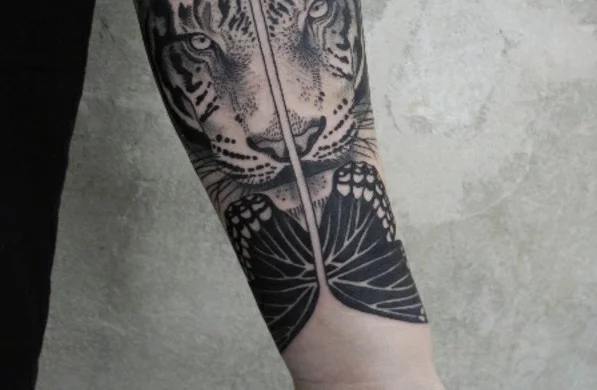 Unterarm Tattoo Tiger und Schmetterling 