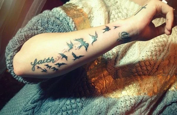 Unterarm Tattoo mit Schwalben 