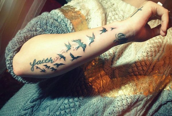 unterarm tattoo vorlagen vogel flug