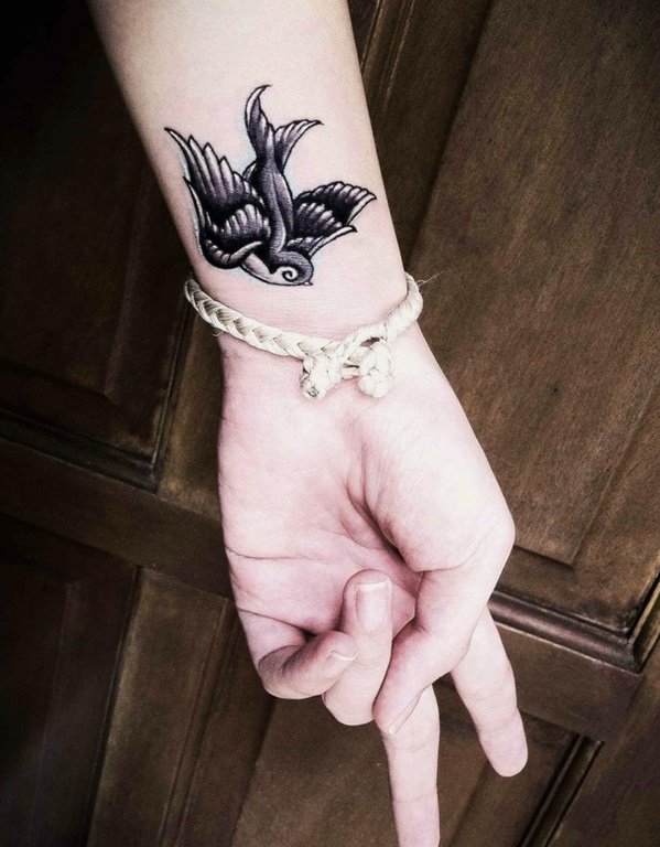 Oberarm und Unterarm Tattoo Ideen vorlagen vogel schwarz handgelenk