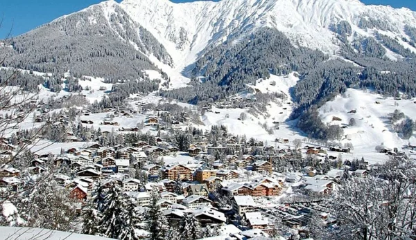 urlaub ferienwohnungen schweizer alpen dorf gebirge
