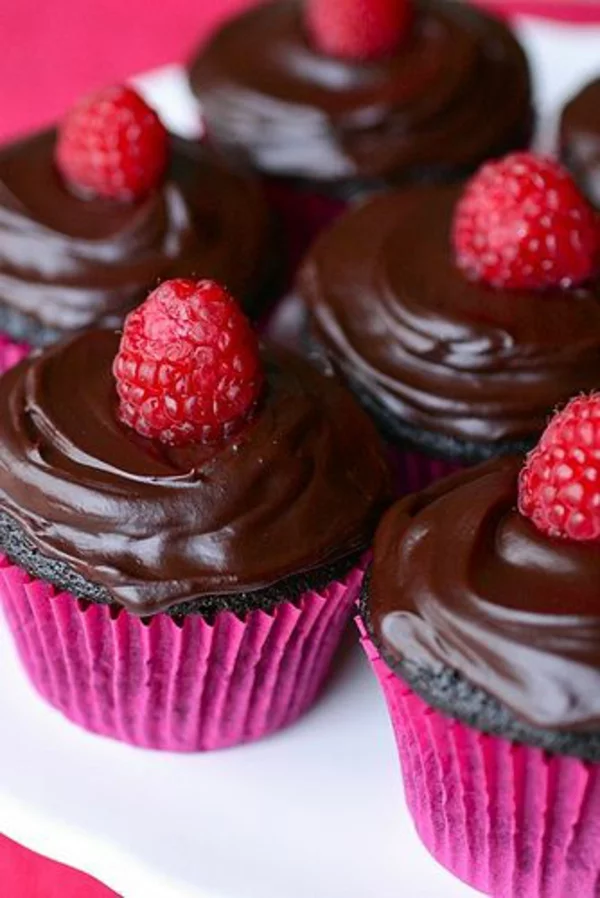 valentinstag torte cupcake dunkle schokolade himbeeren