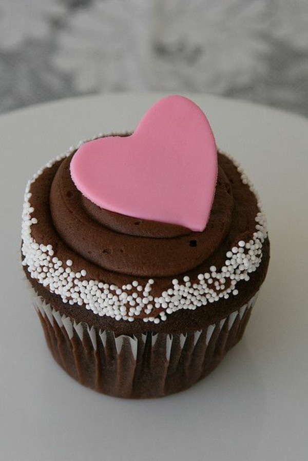 Valentinstagstorte cupcake rosa herz zucker