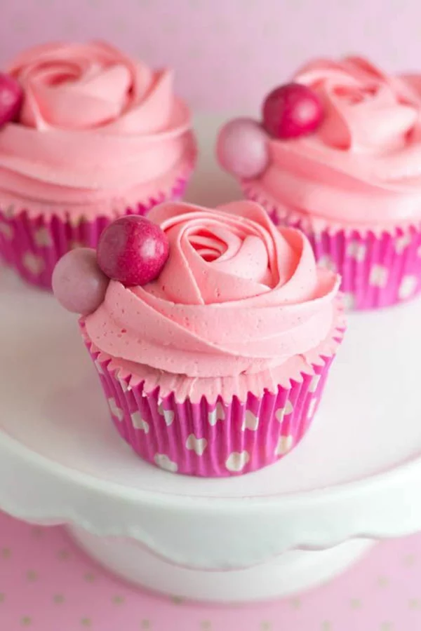 Valentinstagstorte cupcake rosa rosen zuckerkugel