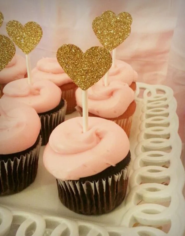 Valentinstagstorte cupcakes rosa goldene herzen