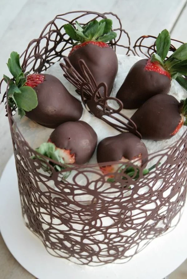 Valentinstagstorte erdbeeren schokolade spitze