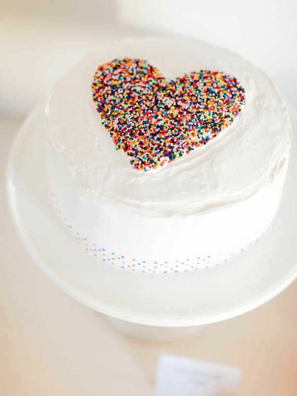 valentinstag torte weiße glasur zuckerstreusel