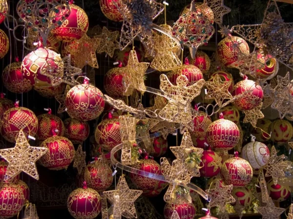 weihnachtsurlaub in deutschland-weiihnachtsmarkt-weihnachtskugeln-sterne
