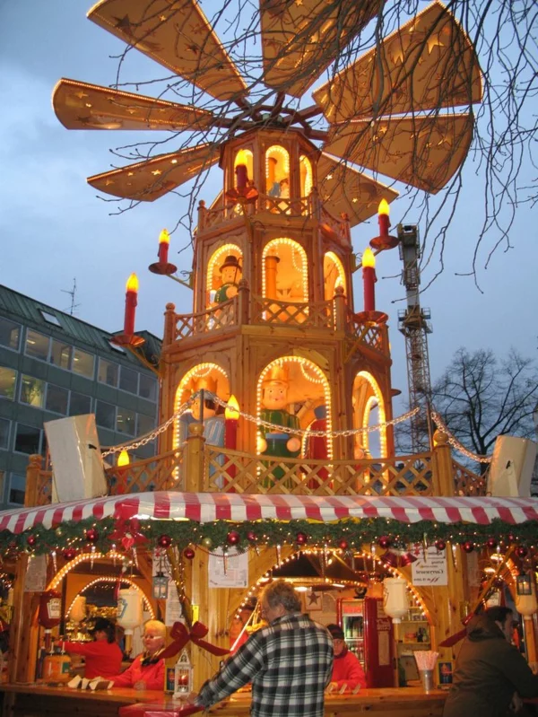 weihnachtsurlaub in deutschland weiihnachtsmarkt weihnachtspyramide