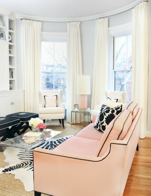 zebrafell teppich verlegen schwarz weiß muster wohnzimmermöbel
