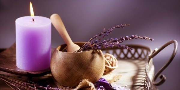 Ätherische Öle Wirkung aromatherapie lila kerze