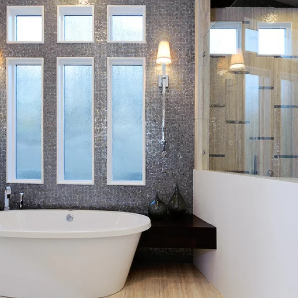 Badezimmer fliesen mit Metalloptik badgestaltung mosaik fenster