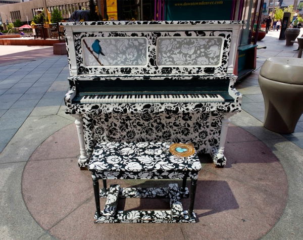 Gebrauchte Klaviere schwarz blüten weiße muster