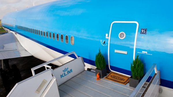 KLM geländer FLugzeug übernachten einladend