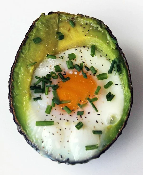 Kalorienverbrauch berechnen gesundes essen ei in avocado