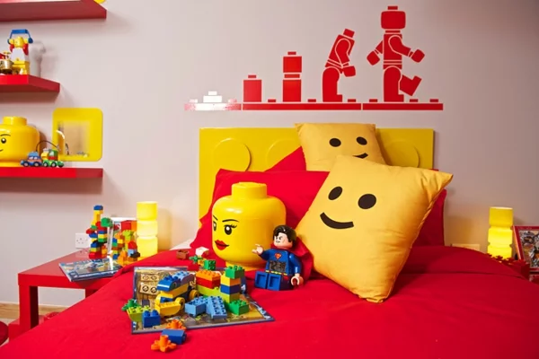 Kinderzimmer im LEGO stil einrichten gelb rot