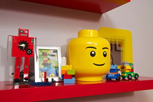 Kinderzimmer fröhlich LEGO stil einrichten stücke