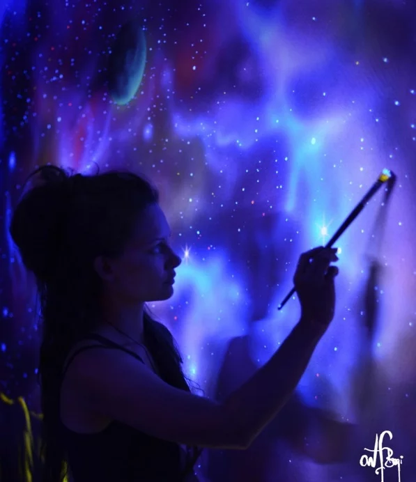 Kreative Wandmalerei mit nachtleuchtenden Farben sterne