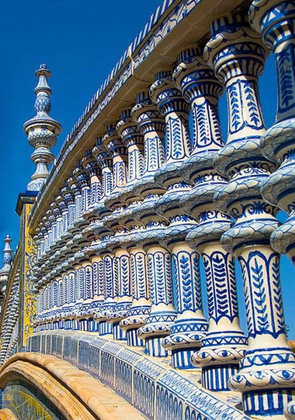 Urlaub-Südspanien Sevilla brücke geländer weiß blau ornamente