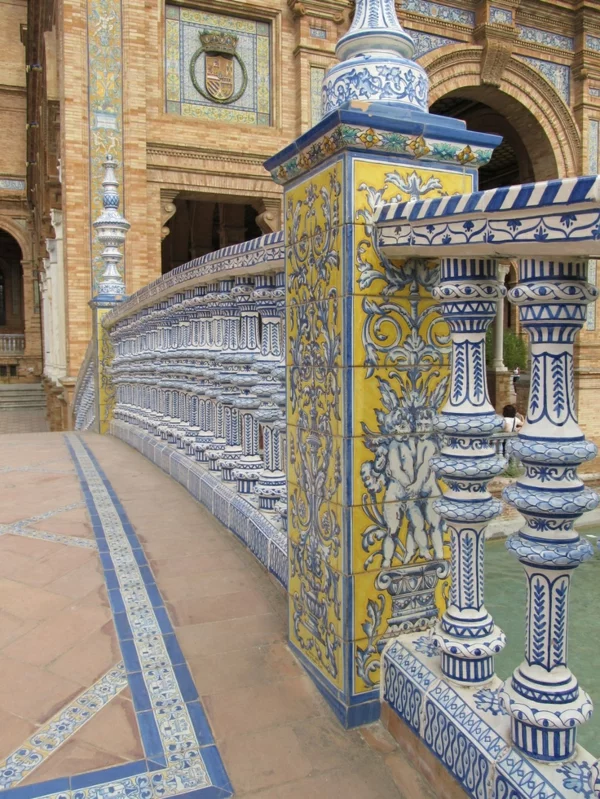 Urlaub Südspanien Sevilla weiß blau gelb ornamente