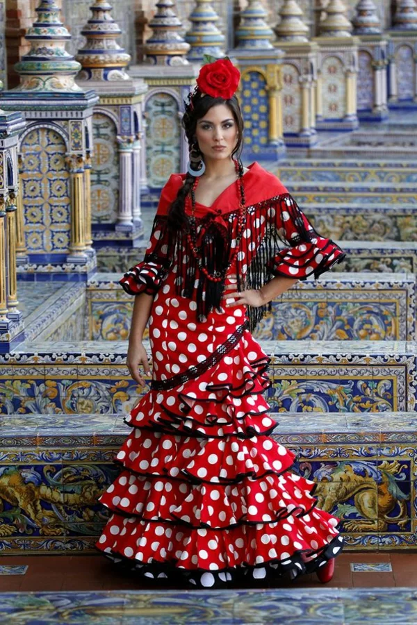 Urlaub-Südspanien-flamenco-tänzerin-tradition-kleid