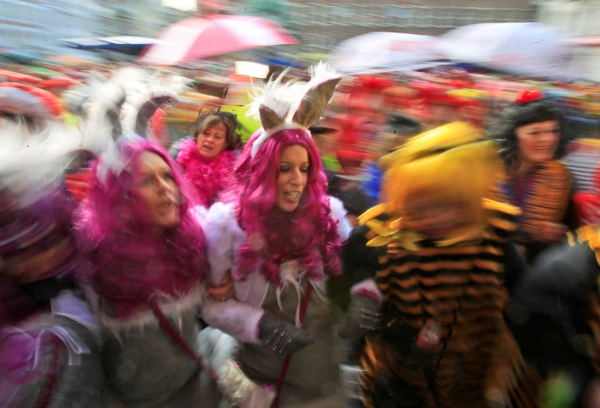 deutschland karneval fasching bunt farben weiberfastnacht 