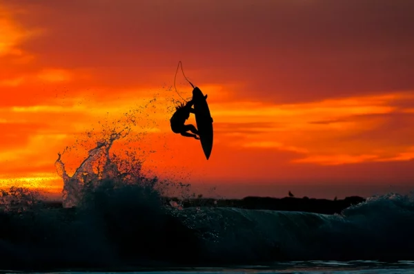 chris burkard fotografie surfer sonnenuntergang wasser