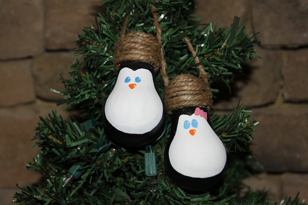 projekte alte glühbirnen bastelideen weihnachtsbaumschmuck pinguinen