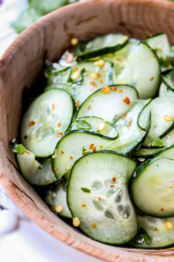 gesund mittagessen gurken salat nüsse