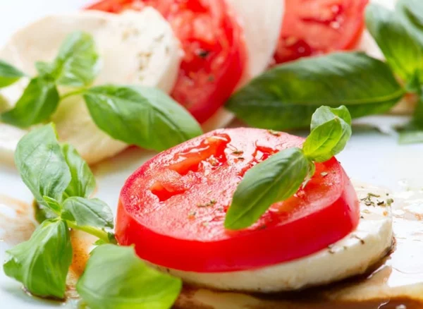 gesünder abnehmen tomaten basilikum mozzarella
