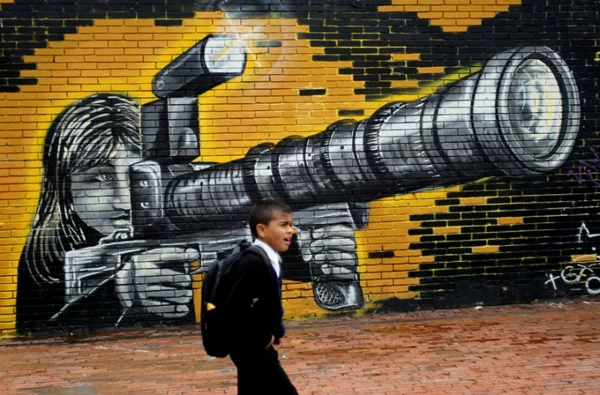 graffiti kunst bogota kolumbien scharfschütze
