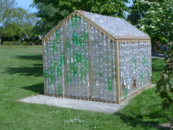 grün transparent plastiskflaschen treibhaus idee