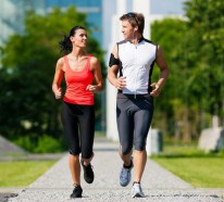 Kalorienverbrauch beim Joggen im Fitness-Studio oder draußen im Park