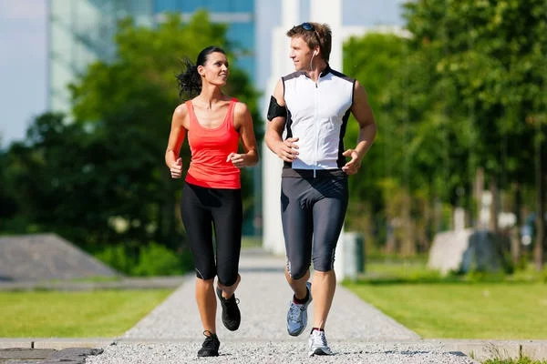 kalorienverbrauch joggen mit dem partner im park