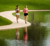Kalorienverbrauch beim Joggen im Fitness-Studio oder draußen im Park